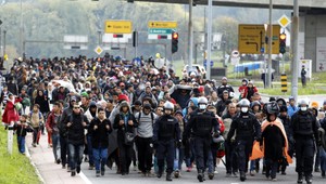 Počet utečencov prúdiacich do Slovinska neklesá, v noci dorazilo 1 300 ľudí