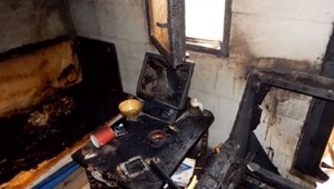 Nevinná hra so zápalkami skončila veľkým požiarom. Chlapca s rodičmi previezli do nemocnice