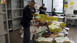 Poštár sa flákal, v garáži mal viac ako pol tony nedoručených listov