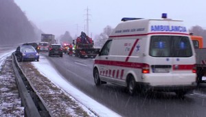 Počasie komplikuje dopravu. Desiatky nehôd a uzavretá R1