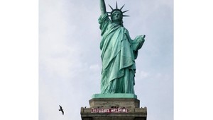Utečenci vitajte. Viselo na Soche slobody v New Yorku