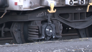 Smrteľná nehoda na koľajniciach: Vlak zrazil človeka, muž zraneniam podľahol