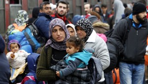 Policajti na hraniciach našli v nákladiaku 111 utečencov