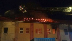 Pre rozsiahly požiar budovy museli evakuovať blízky hotel