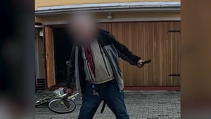 Sekera a nôž v rukách: Policajti museli použiť taser na muža, ktorý ohrozoval okolie