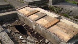 Obyvateľov prekvapil nepríjemný zápach. Kamenári prišli opraviť hrob, ale nezavreli ho