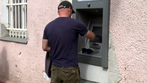 Bankomat vydával ľuďom dvojnásobok žiadanej sumy. Teraz majú výbercovia problém s políciou