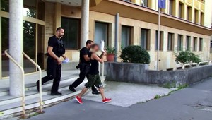 Tínedžeri, ktorí v parku so zbraňou v ruke prepadli stredoškolákov, sú vo väzbe