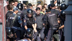 Za účasť na protestoch im chcú odobrať dieťa. Rodičia tvrdia, že sa demonštrácie nezúčastnili