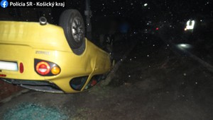 Po nehode skončilo auto v priekope, prevrátené na strechu. K zrážke ale nedošlo