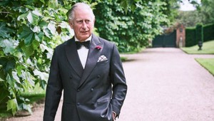 Charles o tri roky prevezme moc, píšu britské médiá