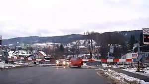 Napriek signalizácii vošiel na železničné priecestie. Uzavreli ho tam závory