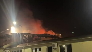 V Nitre vypukol požiar, rozšíril sa aj do bytov