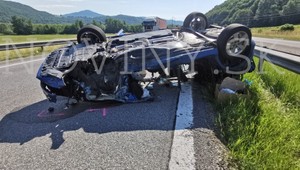 Vážna nehoda na R1. Vodiča auta previezli do nemocnice, cestu uzavreli