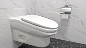 Toaletný prielom: Šikmá misa má odradiť od vysedávania na WC, bolia z nej stehná