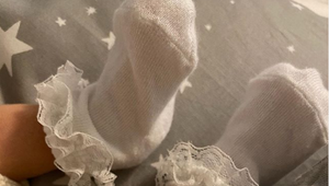 Celebritnej čerstvej mamičke to trošku UŠLO! Ale je to jasný dôkaz, že dojčí