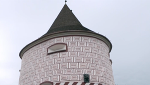 VIDEO: Archívna veža na Oravskom hrade opäť hýri farbami