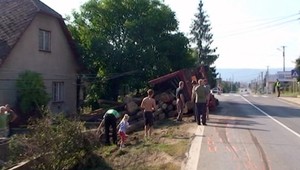 Šokujúce prebudenie! Kamión s drevom skončil na dvore
