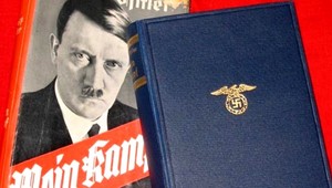 V byte muža, ktorý strieľal na migrantov, našli Hitlerovu knihu Mein Kampf