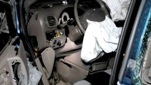 Malé dieťa (1) v havarovanom vozidle. Autá do seba napálili čelne