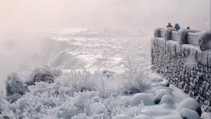 Tuhá zima udrela na kontinent. Zamŕzajú už aj Niagarske vodopády