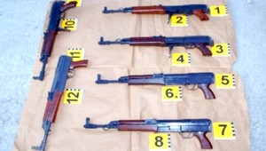 Kupovali zbrane na slepé náboje, prerábali ich na ostré...