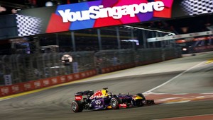 F1: Víťazom VC Singapuru Vettel, Webberovi zhorel monopost