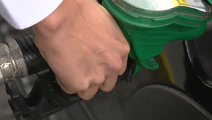 Tankovanie je lacnejšie, ceny palív klesajú tretí týždeň po sebe