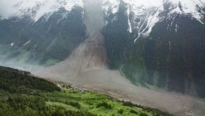 Obrovské zrútenie ľadovca zasypalo veľkú časť švajčiarskej obce