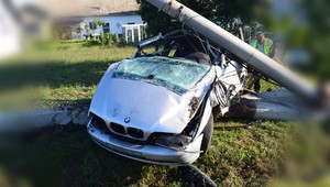 Jazda opitého mladíka sa skončila zranením spolujazdcov a zdemolovaním betónového stĺpa