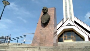 Opitý mladík sa štveral na bustu Jána Pavla II., ratovali ho policajti