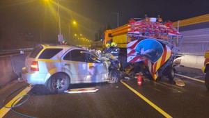 Auto narazilo do odstaveného vozíka na D2. Úsek bol neprejazdný dve hodiny