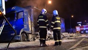 Rozsiahly požiar v Liptovskom Mikuláši. Plamene pohltili kamión