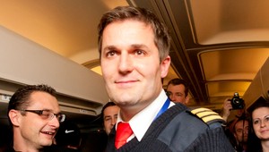 VIDEO: Vratko z Iné Kafé kopol do hlavy fanúšičku!