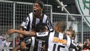 VIDEO. Stále je to pán! Ronaldinho a jeho parádny priamy kop