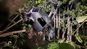 Hororová autonehoda: Auto skončilo s partiou mladých ľudí v zráze