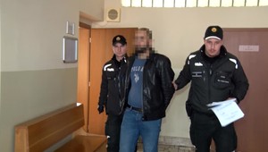 Rodinná tragédia sa skončila smrťou. Syn, ktorý mal bodnúť otca, sa dnes postavil pred súd