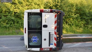 Dráma na ceste: Prevrátila sa sanitka. Úsek bol uzavretý