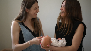 V Británii sa narodilo prvé dieťa žene s transplantovanou maternicou