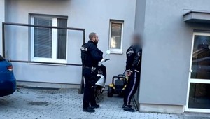Za streľbu v Bratislave mu hrozí 10-ročné väzenie: Polícia už vie, čo bolo v taške, ktorej sa chcel zbaviť