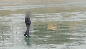 Napriek otepleniu sa ľudia stále pohybujú po zamrznutých jazerách, záchranári varujú