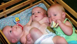 Vzácnych trojčiat sa matka vzdala hneď po pôrode: Ako vyzerajú po 16-tich rokoch?