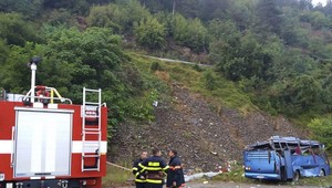 Autobus vyletel z cesty a zrútil sa z výšky 20 metrov. Nehodu neprežilo 15 ľudí