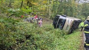 Autobus sa prevrátil mimo cesty. Viezol 29 cestujúcich