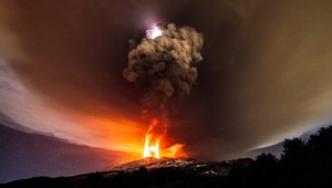 Jedna z najväčších sopiek sa potápa. Európe hrozí katastrofa