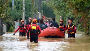 Štyri obete záplav v Toskánsku. Auto spadlo z poškodeného mosta