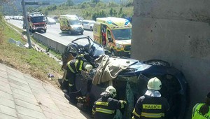 Tragédia na R1. Osobné auto vyletelo z cesty