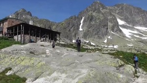 VIDEO: Prázdniny v Tatrách sa začali. Turisti, pozor na snehové polia