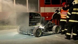 Študentom počas tréningu zhorela elektro formula
