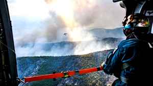 Oheň v Bulharsku zničil desiatky domov a šíri sa k hraniciam. Pomáhajú aj slovenské posádky